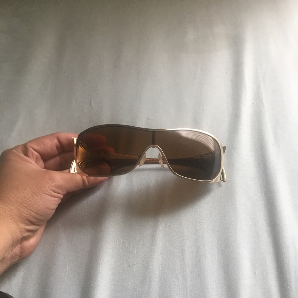 Oakley - Picture 7 of 7